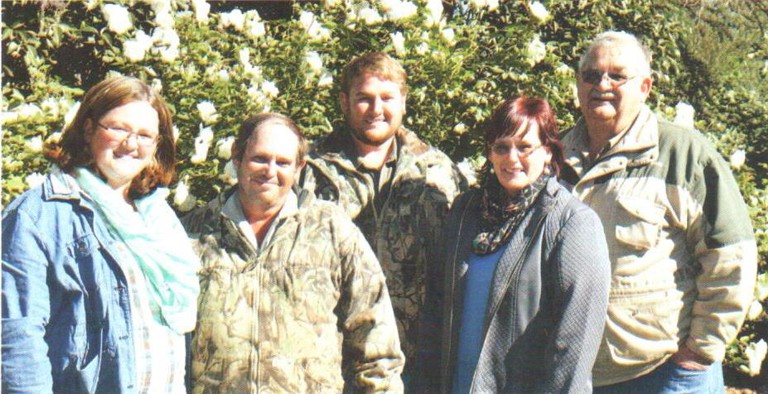 Van links is Jan se dogter, Ester Hertzog, wat aan die stuur van die boerdery se administrasie is. By haar is haar man, Barry, Jan se seun, Chris, en Retha en Jan